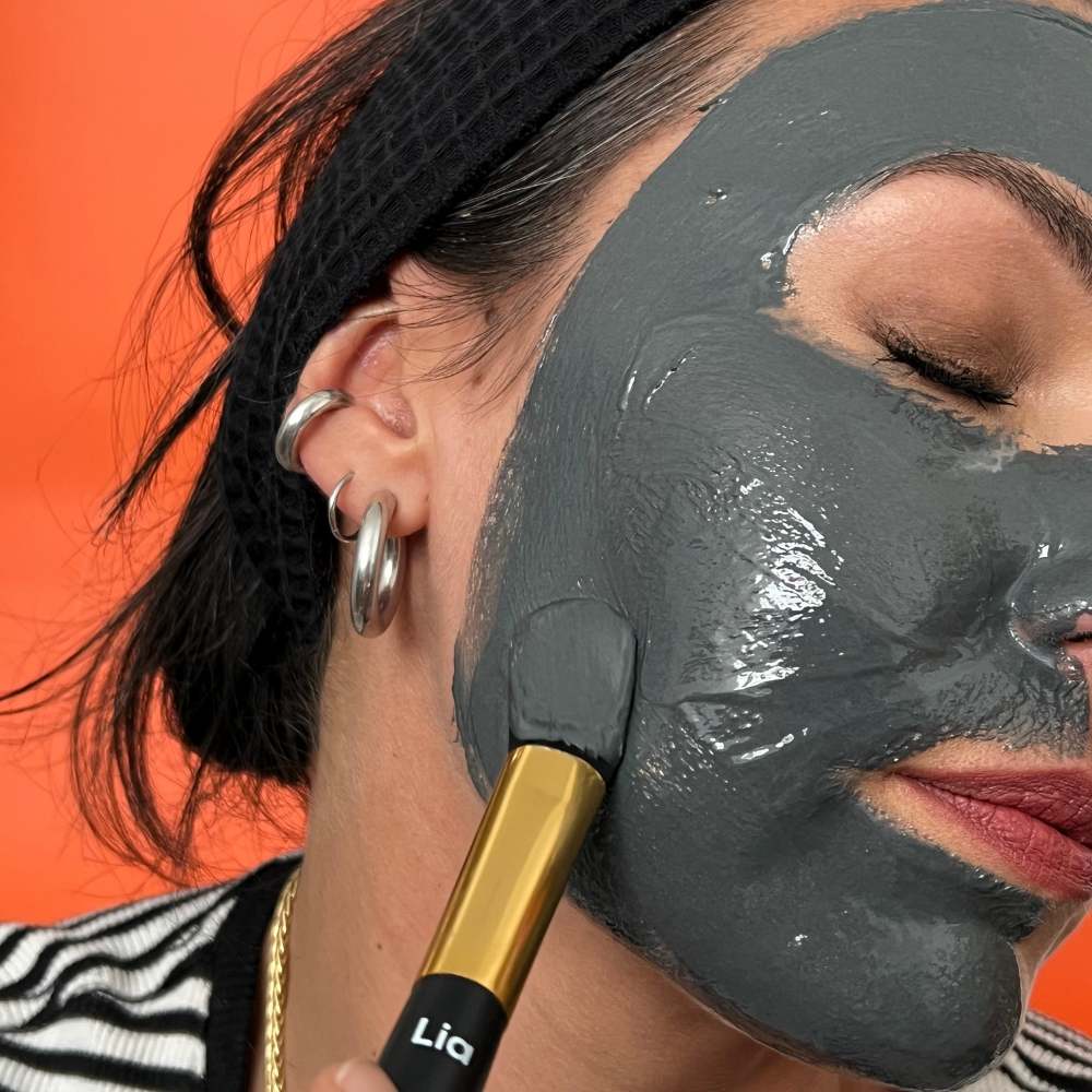 photo femme avec masque charbon sur le visage Laboratoire LIA