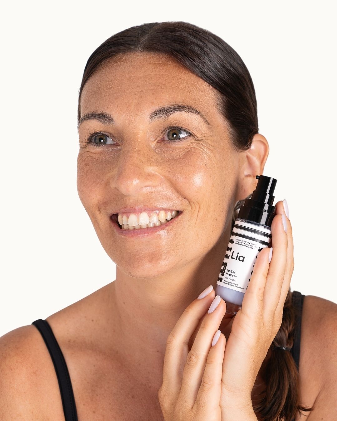 Photo femme avec le flacon du gel hydra++ serum acide hyaluronique algue