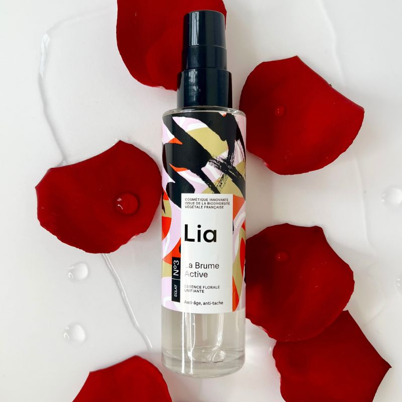 Photo de la brume active eclat avec des pétales de rose