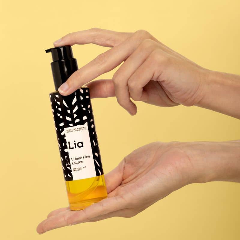 photo mains tenant l'huile demaquillante laboratoire lia