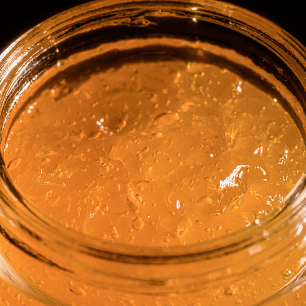 pot ouvert sur la texture du gel peeling visage