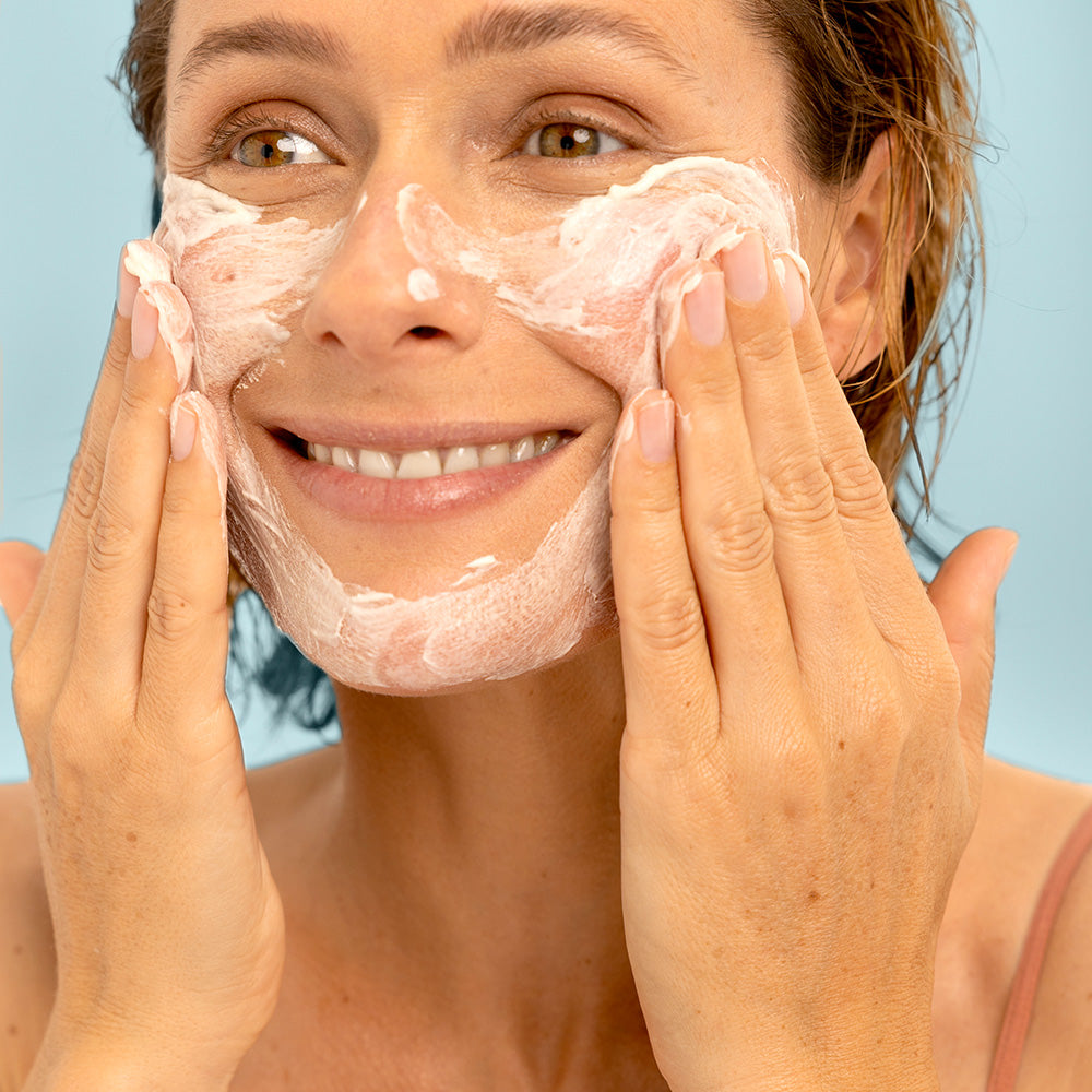 photo de la texture crème du nettoyant visage poudre onctueuse sur visage