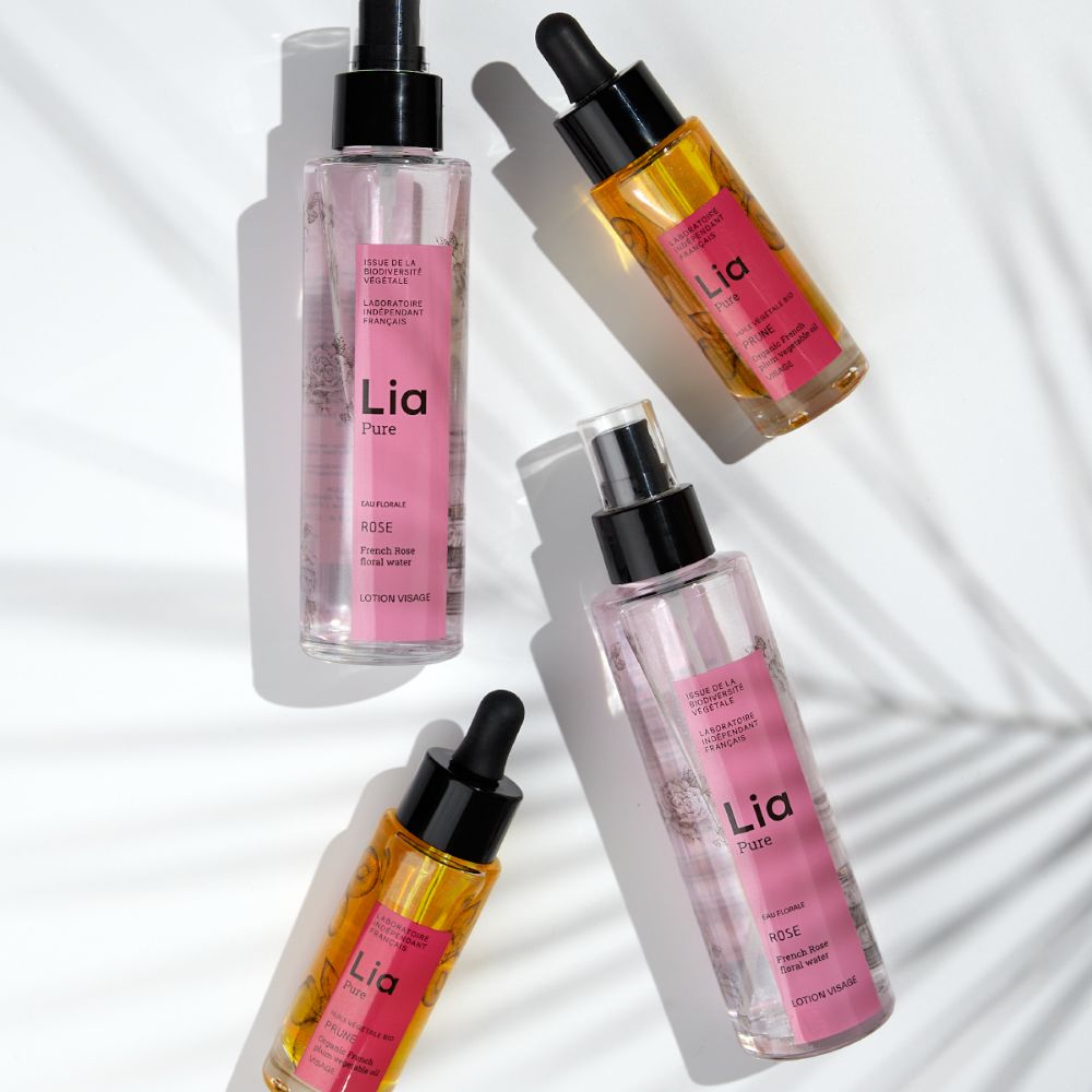 photo duo peau mature flacon eau florale rose et flacon huile prune Lia cosmetiques