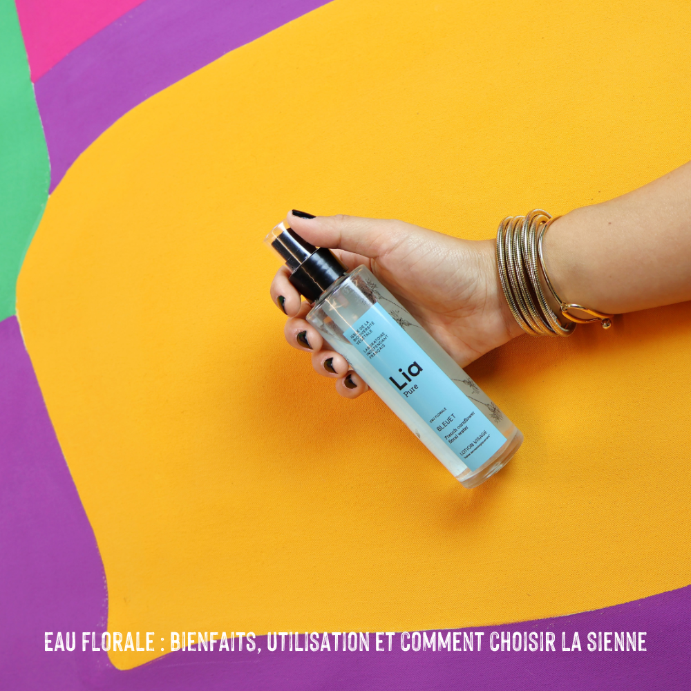 Main qui tient un flacon d'hydrolat de bleuet bio Laboratoire Lia