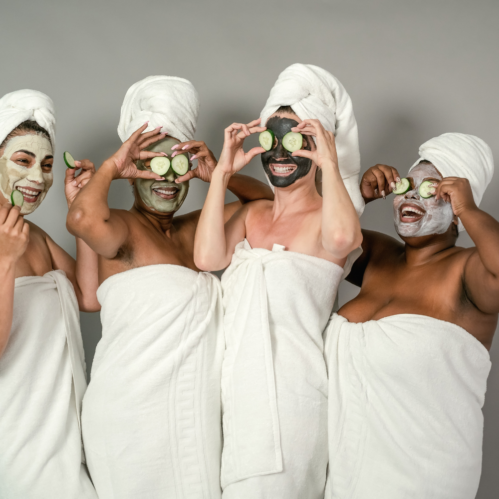 femmes avec des soins pour peaux mixtes à grasses