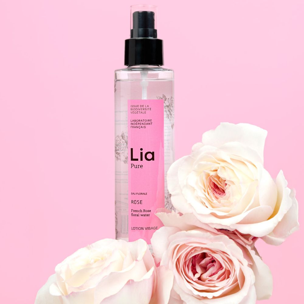 Femme avec le visage tonifié par un hydrolat bio