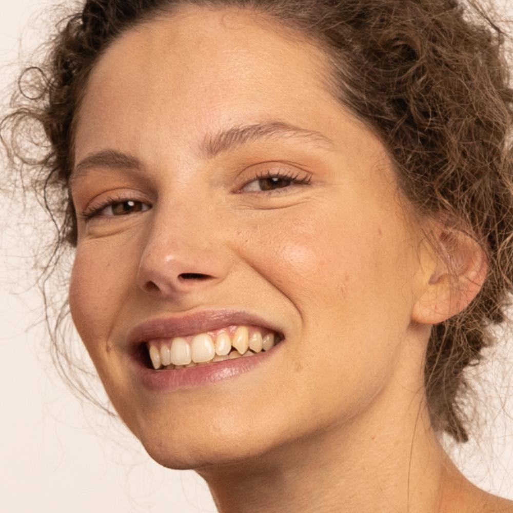 Femme qui se fait un soin sur sa peau seche
