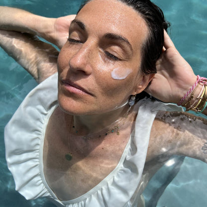 Photo femme avec gel hydra++ serum hydratant visage Laboratoire LIA