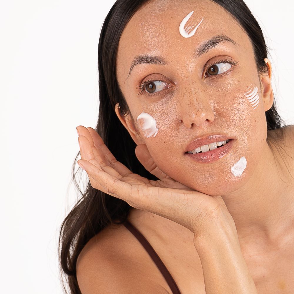 femme avec creme confort ++ sans parfum sur le visage