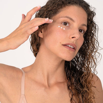 femme qui applique le soin contour des yeux et levres laboratoire Lia