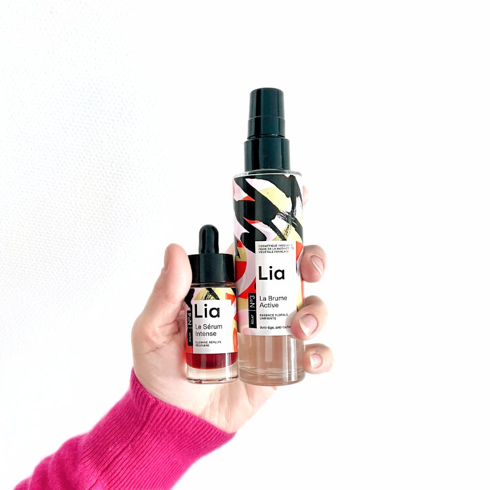Main qui montre le duo : sérum intese éclat et brume active éclat