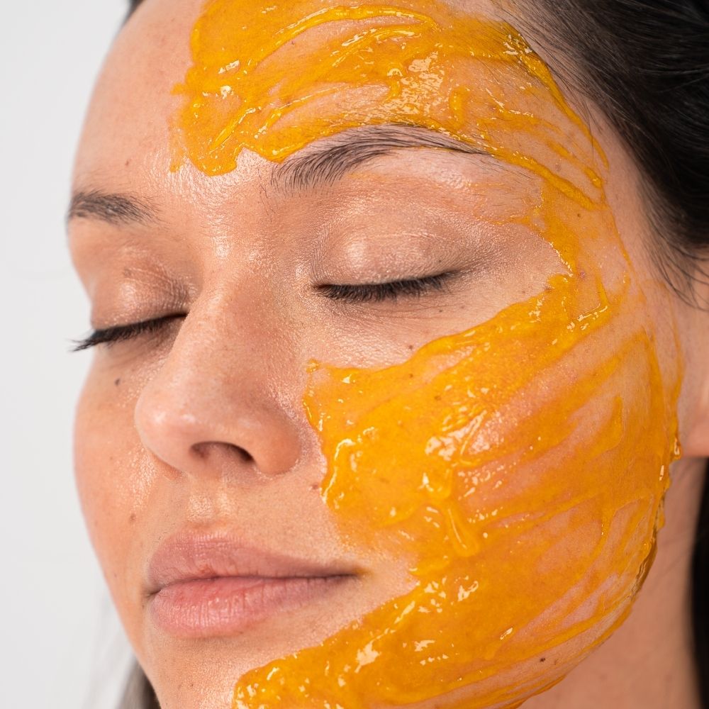 femme avec maque peeling visage laboratoire lia