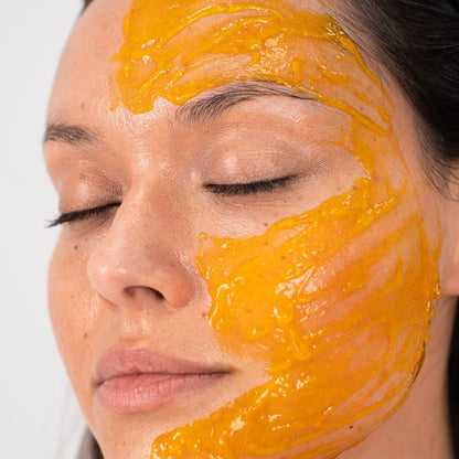 femme avec maque peeling visage laboratoire lia