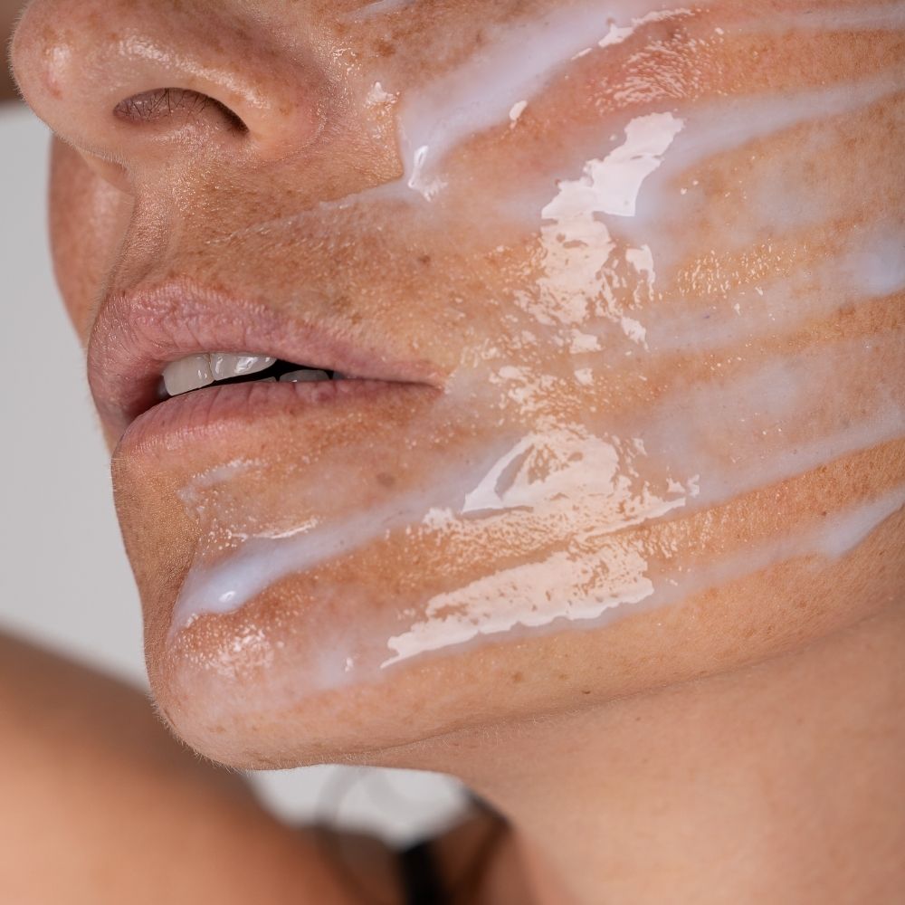 femme avec le gel hydratant laboratoire lia sur le visage