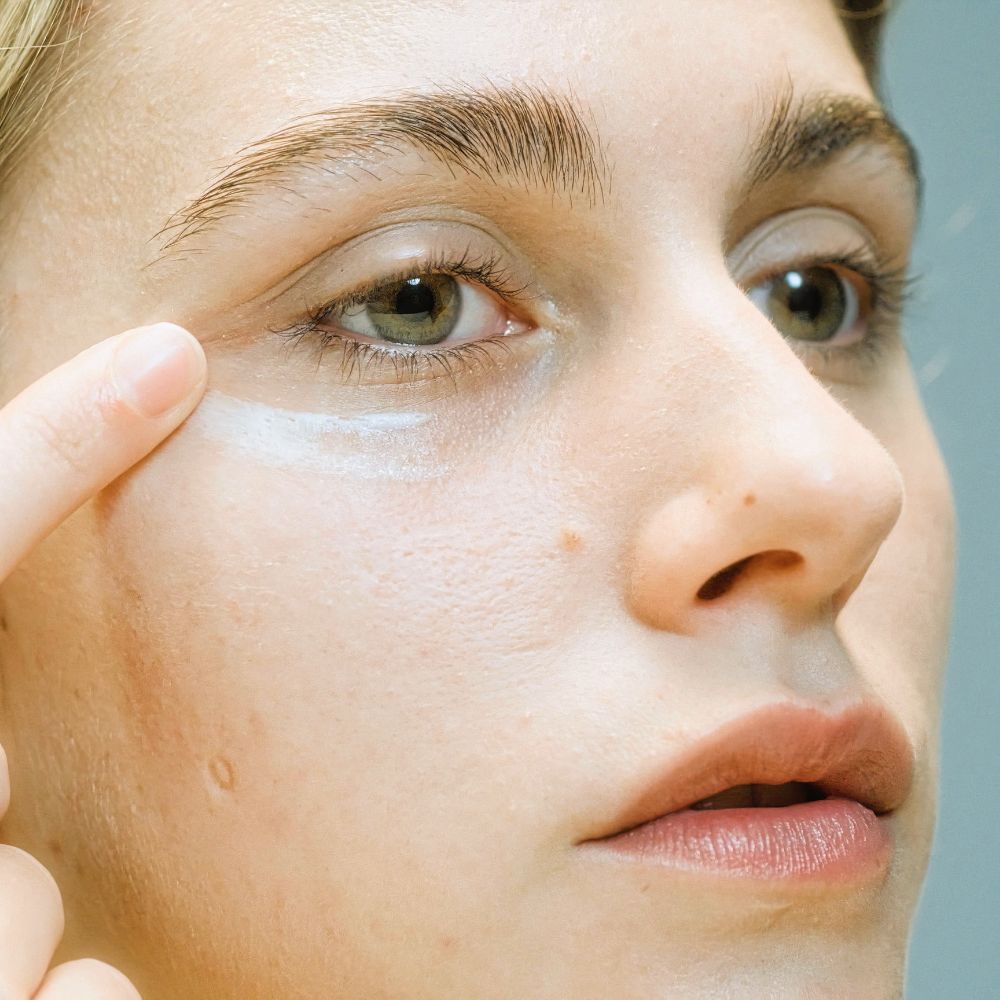 femme qui applique le soin contour Lia