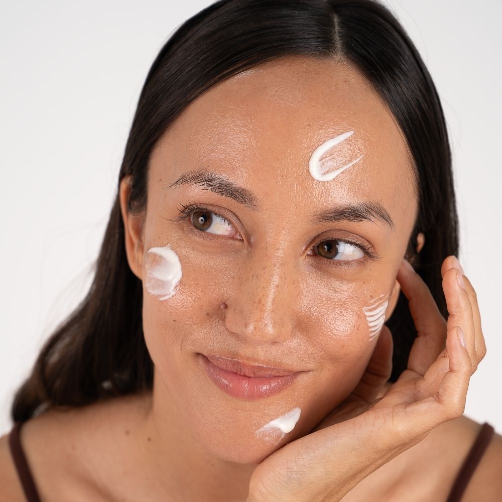 femme avec creme confort ++ sur le visage