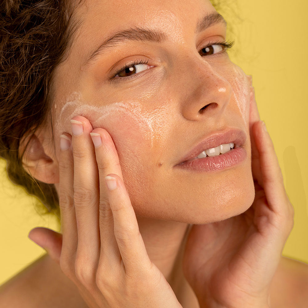 femme utilisant huile démaquillante visage naturelle Laboratoire LIA