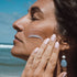 Photo femme qui applique gel hydra++ serum hydratant visage Laboratoire LIA