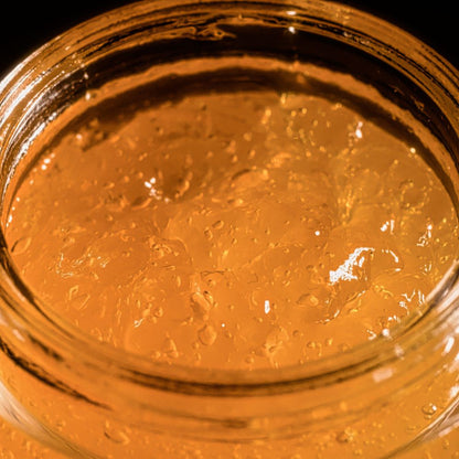 pot ouvert sur la texture du gel peeling visage 