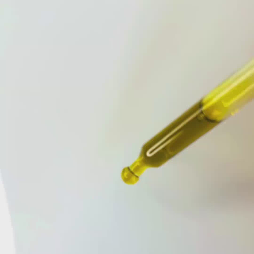 video pipette qui dépose des gouttes d'huile de chanvre bio